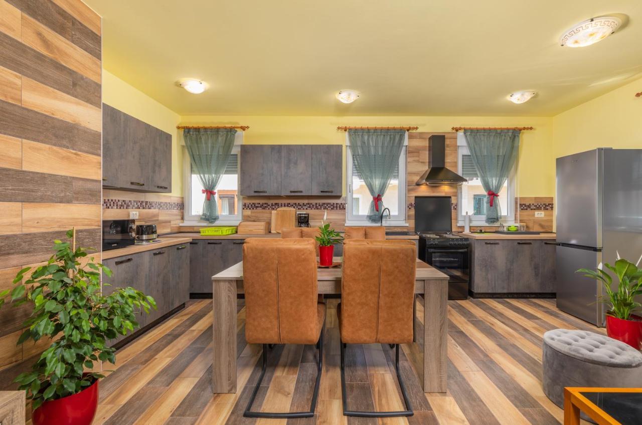 Apartmani Monte Pula Ngoại thất bức ảnh