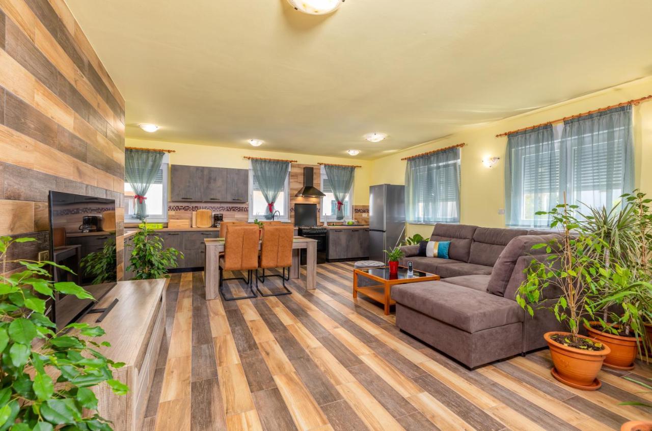 Apartmani Monte Pula Ngoại thất bức ảnh