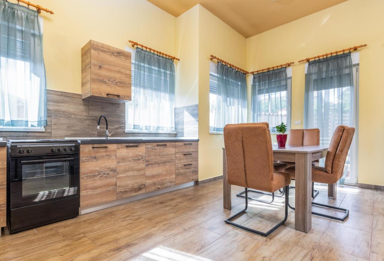 Apartmani Monte Pula Ngoại thất bức ảnh