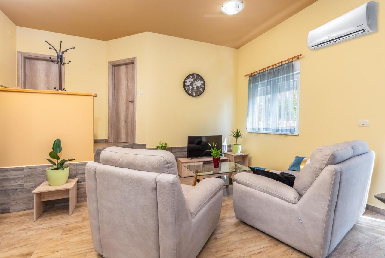 Apartmani Monte Pula Ngoại thất bức ảnh