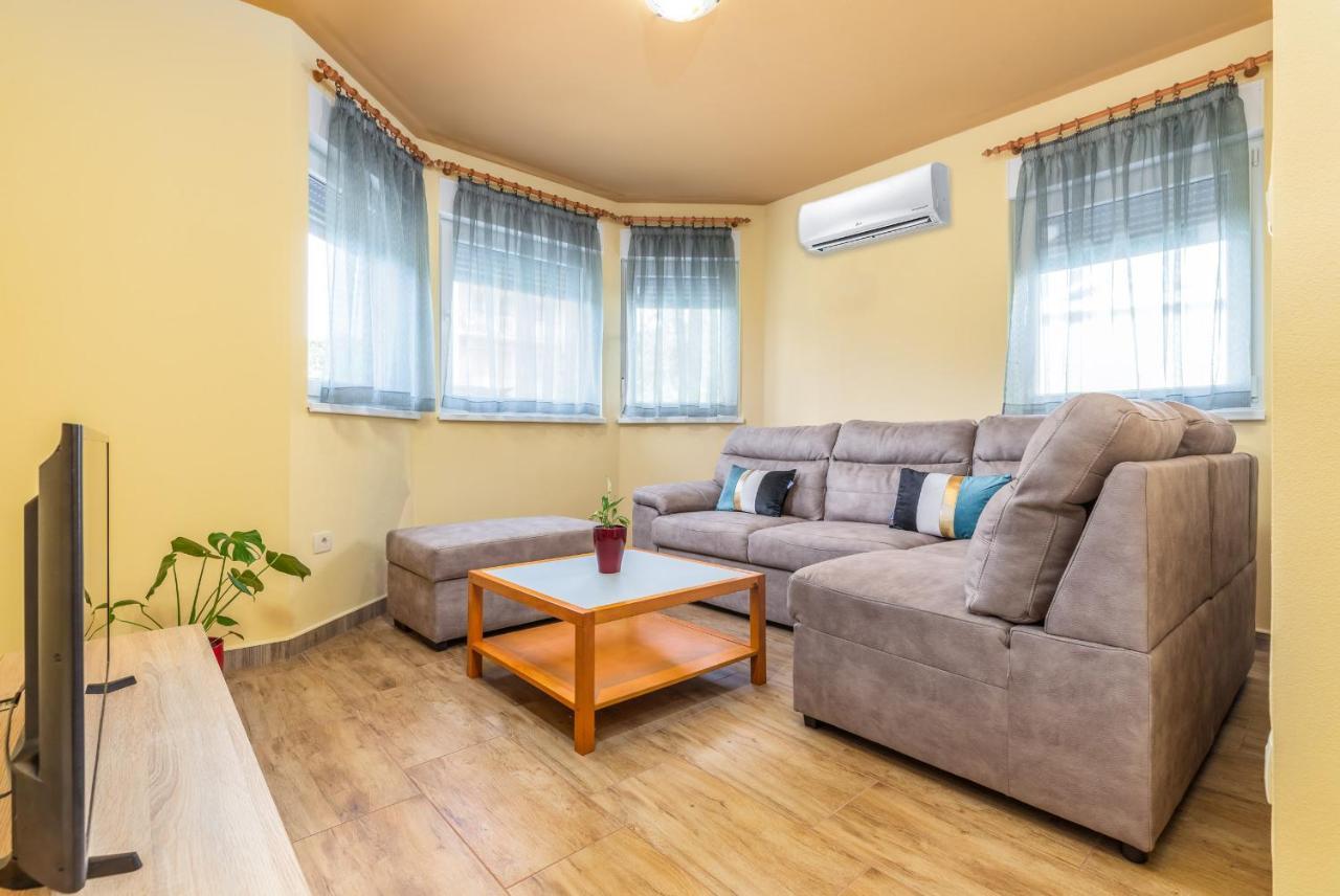 Apartmani Monte Pula Ngoại thất bức ảnh