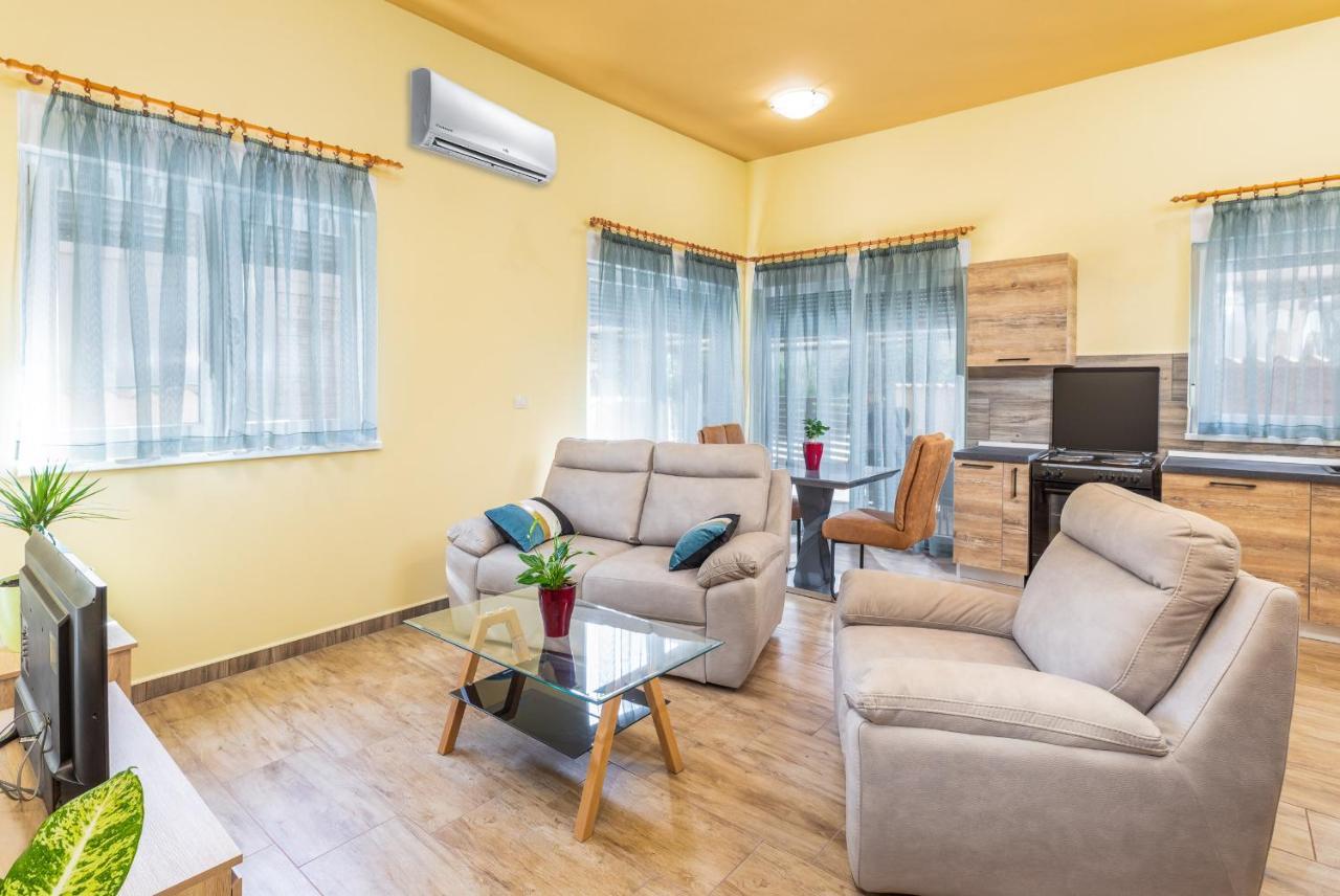 Apartmani Monte Pula Ngoại thất bức ảnh